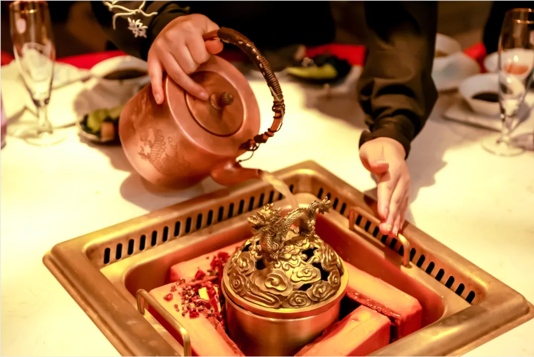 火锅“新物种”强势崛起！“发酵锅底」佚在升级火锅赛路